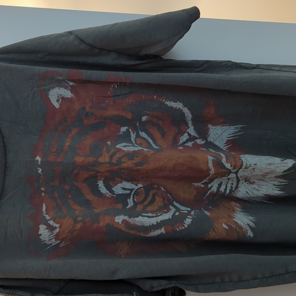 Gray Tiger Graphic Short Sleeve Tee - Picture 6 of 6